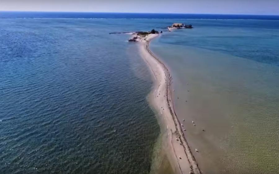 Πας με αμάξι, είναι ένα νησί όλο παραλία και θυμίζει εξωτικό προορισμό ανώτερο και από Μπαλί και από Μπάχαμες