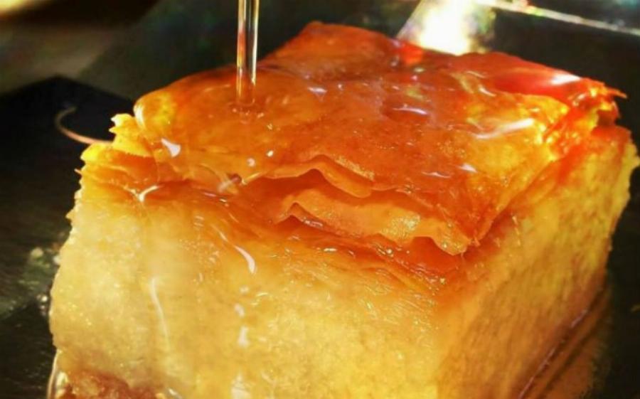 Πανικός για ένα κομμάτι: Αυτό είναι με διαφορά το καλύτερο γαλακτομπούρεκο σε όλη την Αθήνα