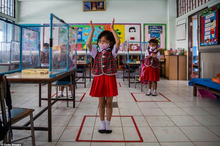 Κορονοϊός σχολεία: Πλαστικά κουβούκλια και μάσκες μέσα στην τάξη – Εικόνες που δημιουργούν αντιπαράθεση