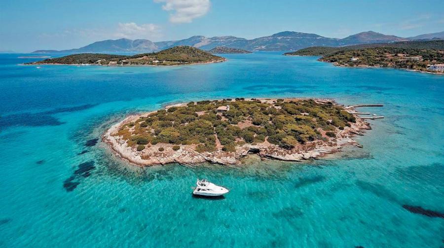 Απέχει μόλις 110 λεπτά από την Αθήνα με αυτοκίνητο και μοιάζει με την παραλία από την ταινία του Λεονάρντο ντι Κάπριο