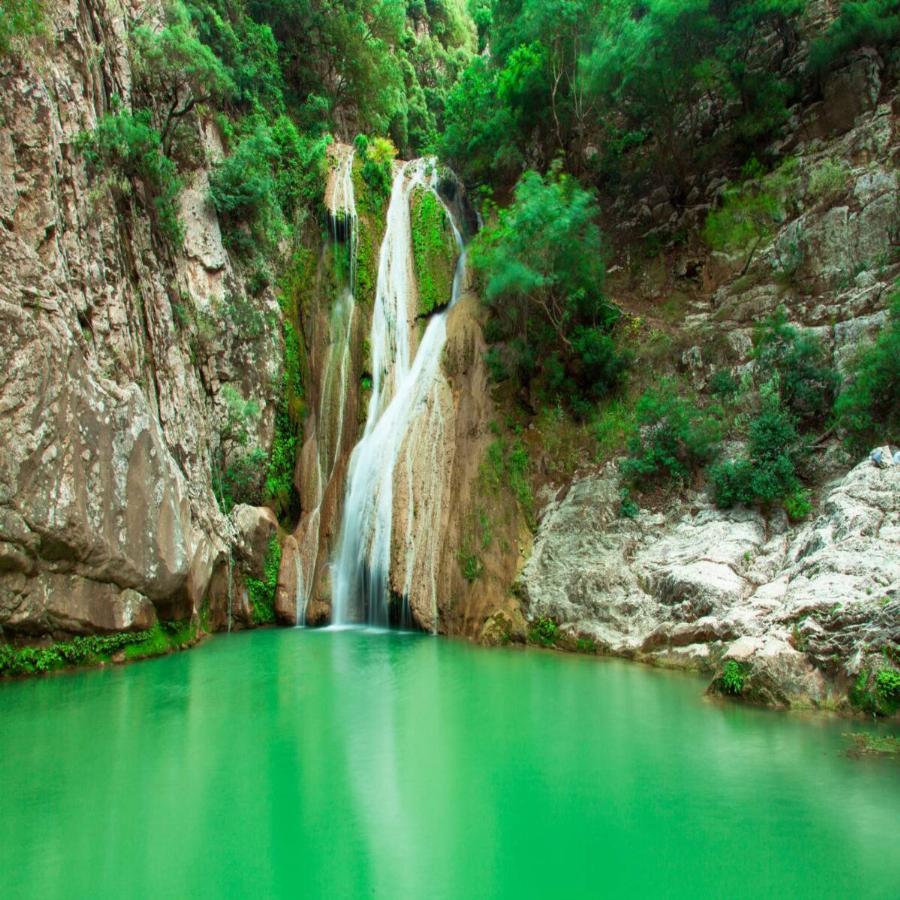 Έχει εξωτικούς καταρράκτες, γαλάζιες λίμνες, μαγικά τοπία και την αποκαλούν Ελληνική Εδέμ γιατί μοιάζει με παράδεισο