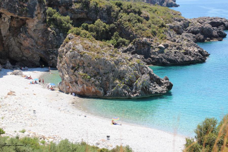 Είναι κρυμμένη, κολυμπας εντελώς δωρεάν, το ονόμα της θυμίζει δολοφόνο, έχει μαγικά νερά και μοιάζει με νησί όμως δεν είναι