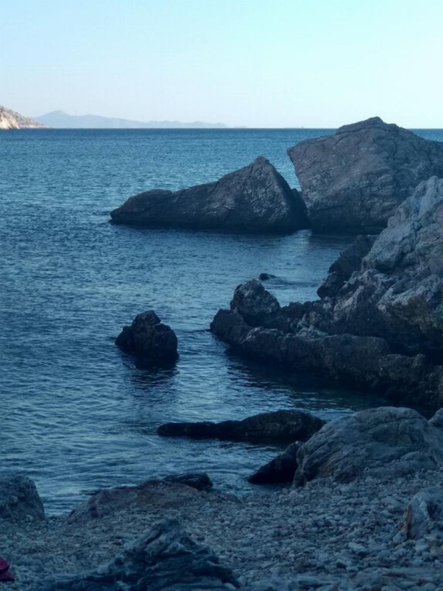 Η ομορφότερη μυστική, κρυμμένη παραλία της Αττικής για να πας με την παρέα σου και να περάσεις υπέροχα το Σεπτέμβριο