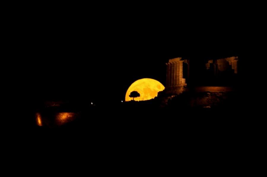 Πανσέληνος Αυγούστου: Απολάυστε παραμυθένιες εικόνες από το χθεσινό μοναδικό φεγγάρι