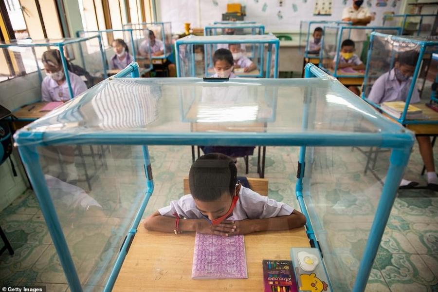 Κορονοϊός σχολεία: Πλαστικά κουβούκλια και μάσκες μέσα στην τάξη – Εικόνες που δημιουργούν αντιπαράθεση