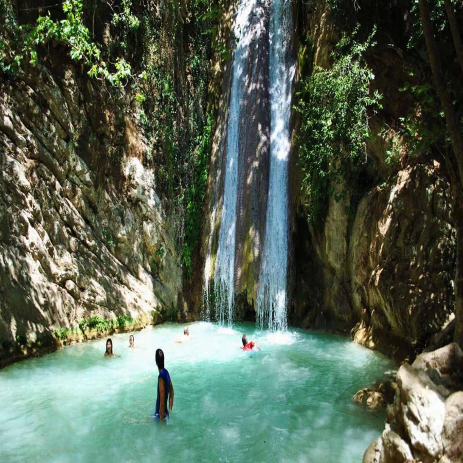 Έχει εξωτικούς καταρράκτες, γαλάζιες λίμνες, μαγικά τοπία και την αποκαλούν Ελληνική Εδέμ γιατί μοιάζει με παράδεισο
