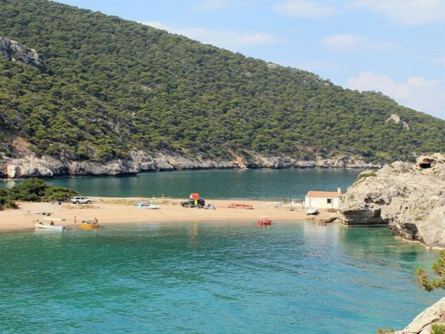 Βάζεις 20 ευρώ βενζίνη, οδηγείς 65 λεπτά και φτάνεις σε μια δωρεάν παραλία με κρυστάλλινα νέρα που περιτριγυρίζεται από πεύκα