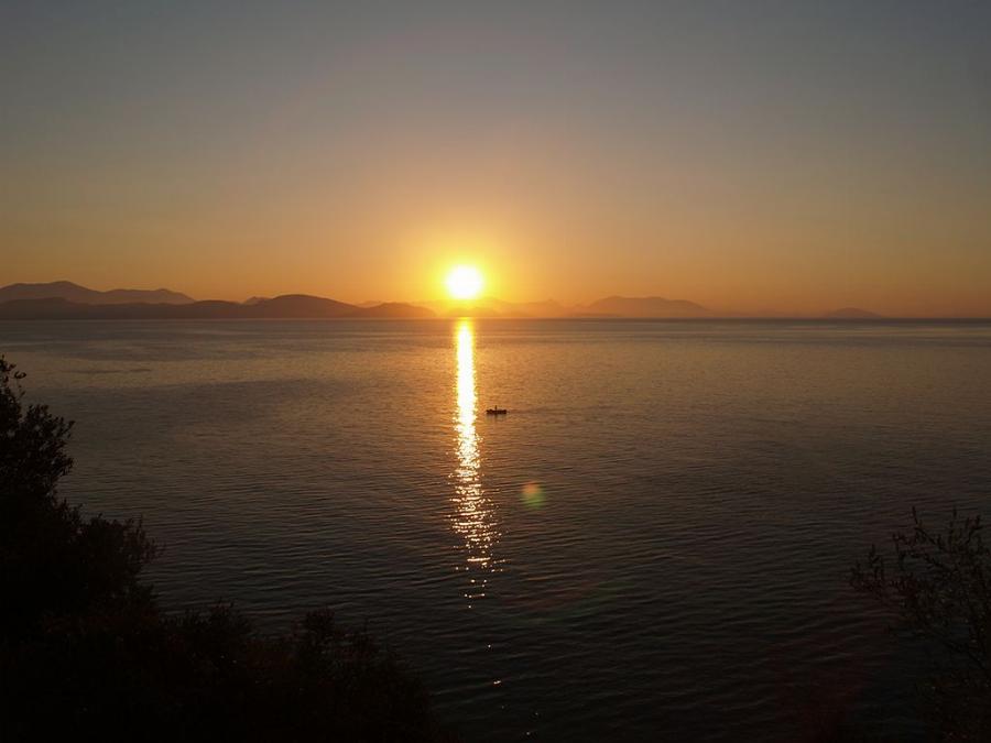 15′ από το Ναύπλιο, είναι, απομονωμένη, ονομάζεται Νεκροταφείο και εκεί θα κάνεις το καλύτερο μπάνιο της ζωής σου