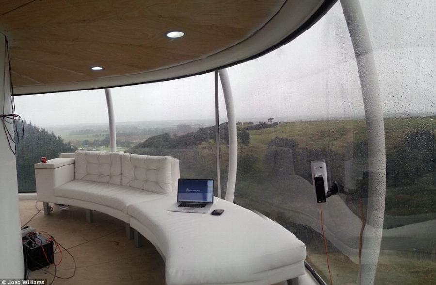 Skysphere: Θυμίζει διαστημόπλοιο, κόστισε 50.000 ευρώ και διαθέτει διπλό κρεβάτι, LED φωτισμό και θέα 360 μοιρών