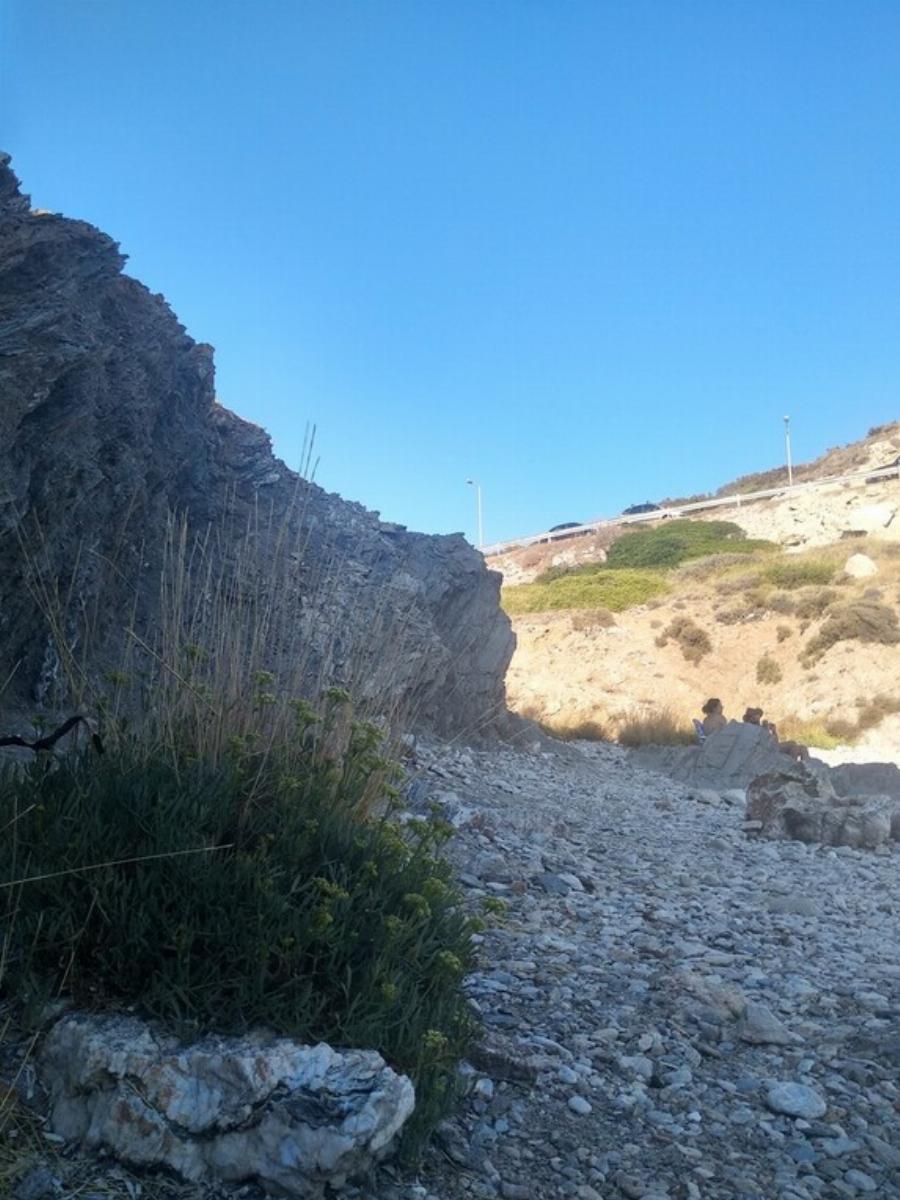 Η ομορφότερη μυστική, κρυμμένη παραλία της Αττικής για να πας με την παρέα σου και να περάσεις υπέροχα το Σεπτέμβριο