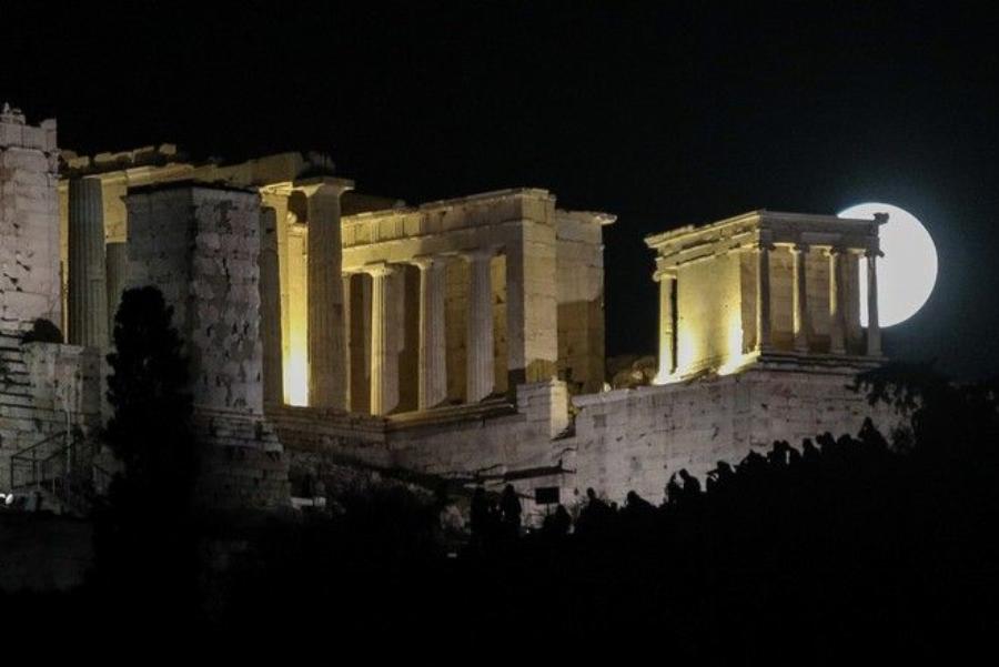 Πανσέληνος Αυγούστου: Απολάυστε παραμυθένιες εικόνες από το χθεσινό μοναδικό φεγγάρι