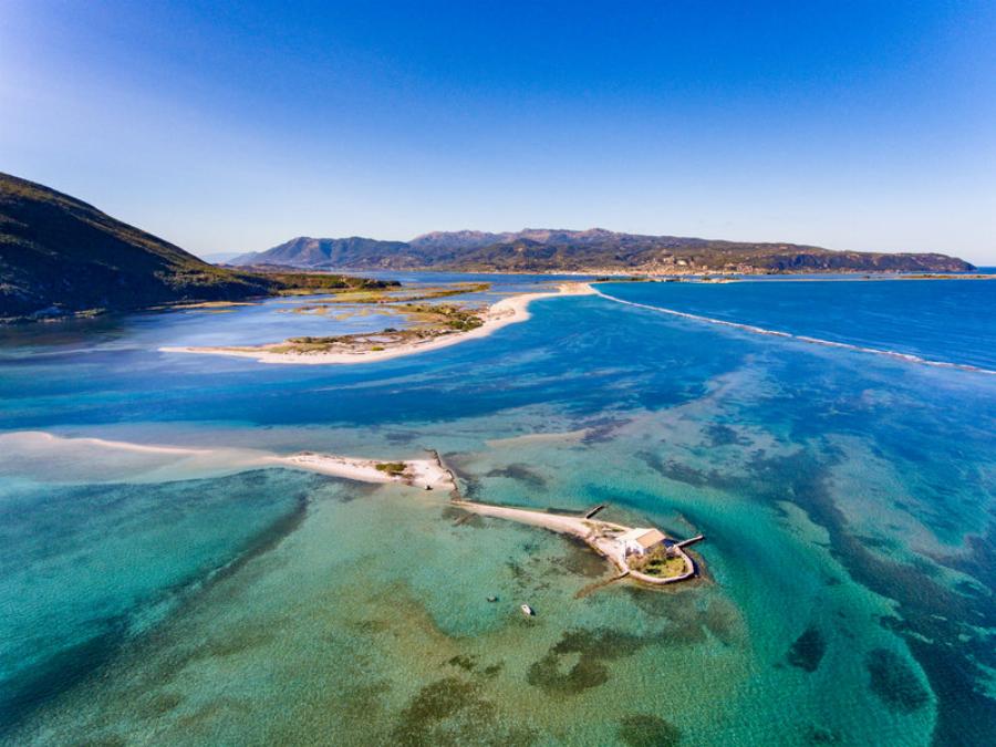 Πας με αμάξι, είναι ένα νησί όλο παραλία και θυμίζει εξωτικό προορισμό ανώτερο και από Μπαλί και από Μπάχαμες