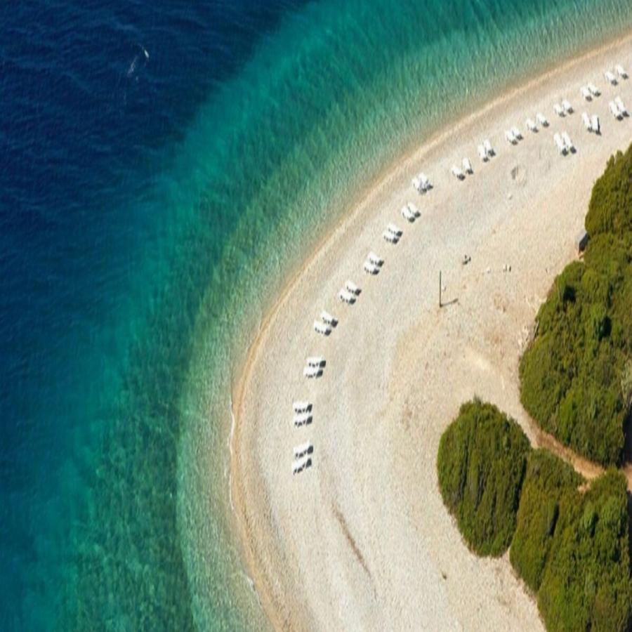 Απέχει μόλις 110 λεπτά από την Αθήνα με αυτοκίνητο και μοιάζει με την παραλία από την ταινία του Λεονάρντο ντι Κάπριο