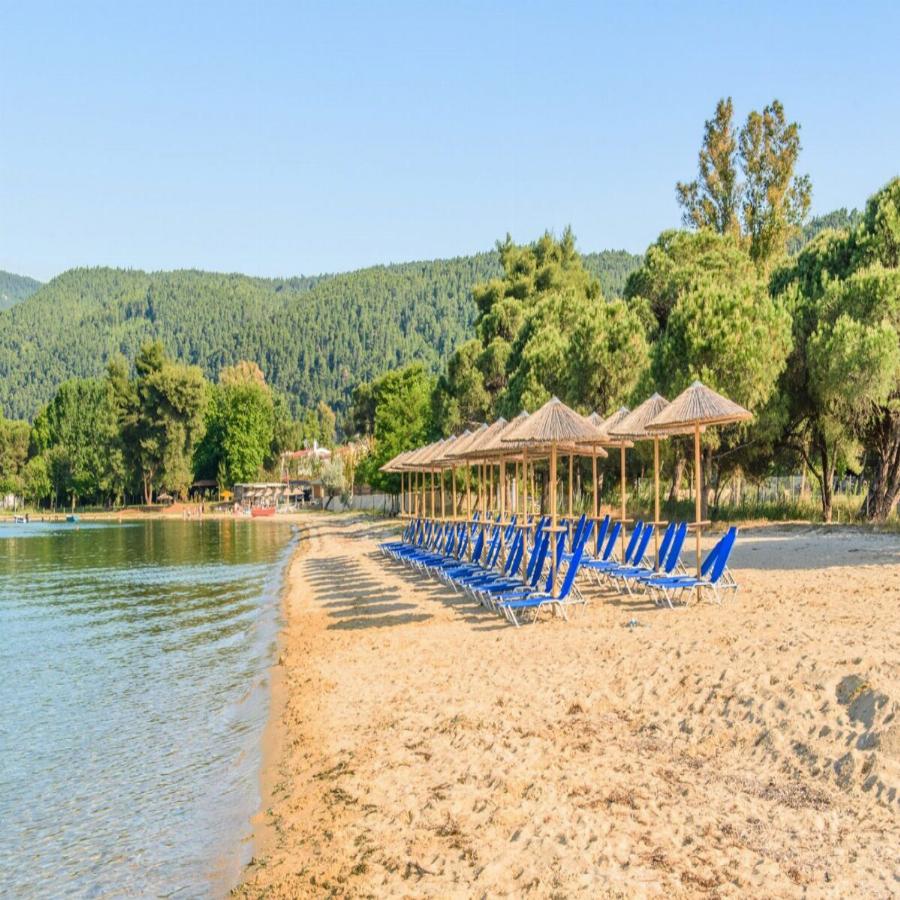 Ο Άγιος Δομήνικος της Ελλάδας: Η παραλία που πας με αυτοκίνητο, κολυμπάς σε εξωτικά γαλάζια νερά και δεν πληρώνεις