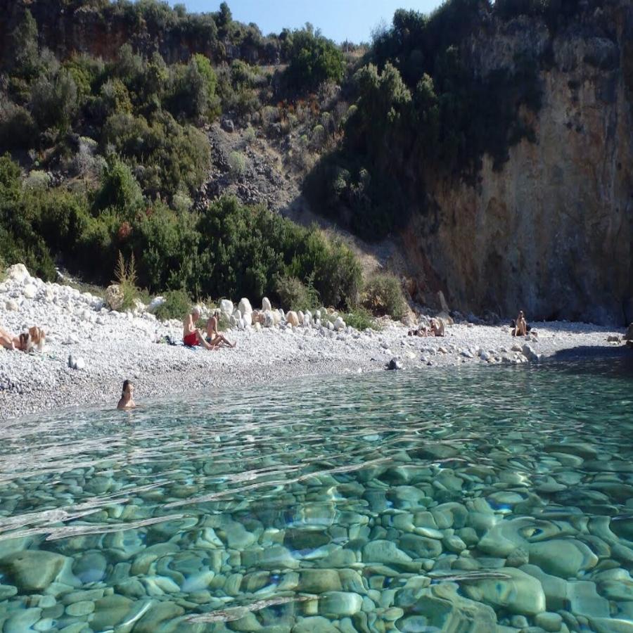 Είναι κρυμμένη, κολυμπας εντελώς δωρεάν, το ονόμα της θυμίζει δολοφόνο, έχει μαγικά νερά και μοιάζει με νησί όμως δεν είναι