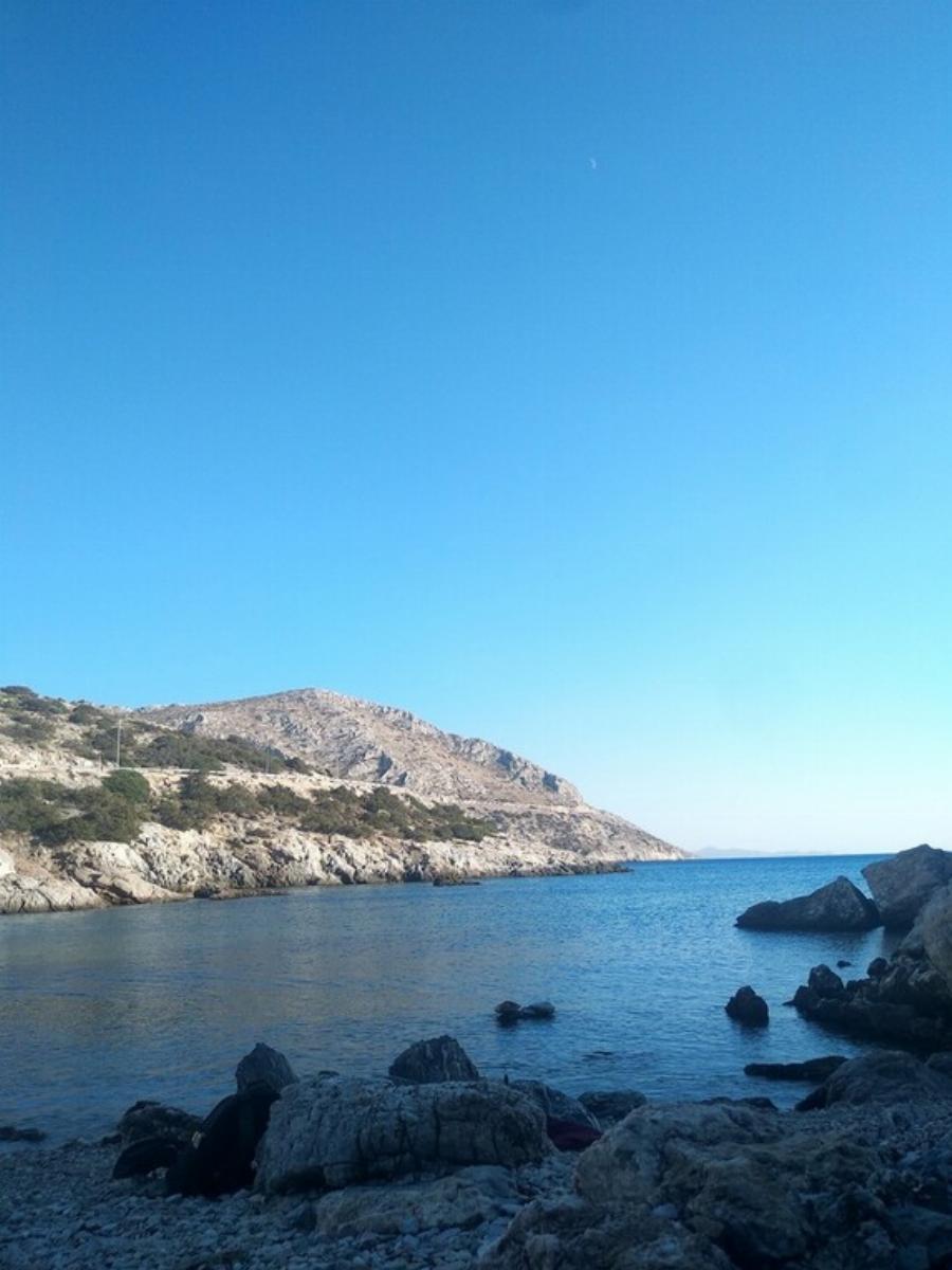 Η ομορφότερη μυστική, κρυμμένη παραλία της Αττικής για να πας με την παρέα σου και να περάσεις υπέροχα το Σεπτέμβριο