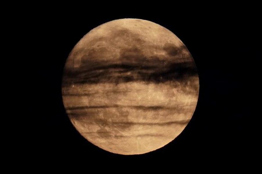 Πανσέληνος Αυγούστου: Απολάυστε παραμυθένιες εικόνες από το χθεσινό μοναδικό φεγγάρι