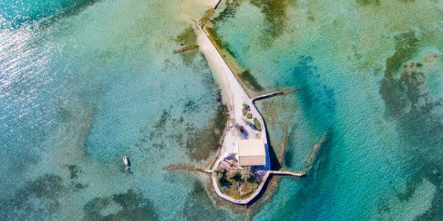 Πας με αμάξι, είναι ένα νησί όλο παραλία και θυμίζει εξωτικό προορισμό ανώτερο και από Μπαλί και από Μπάχαμες