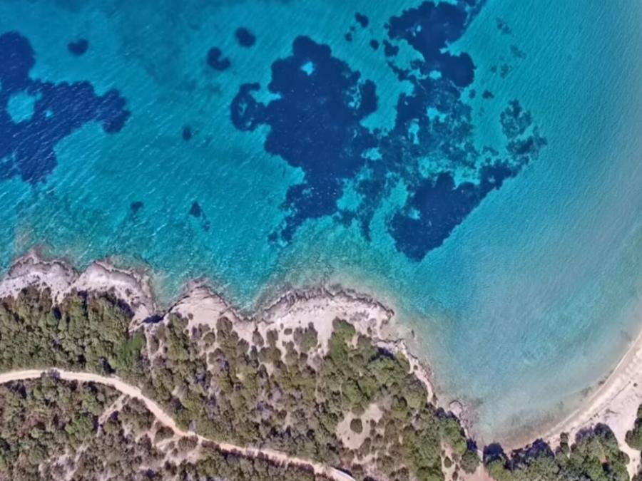 Απέχει μόλις 110 λεπτά από την Αθήνα με αυτοκίνητο και μοιάζει με την παραλία από την ταινία του Λεονάρντο ντι Κάπριο