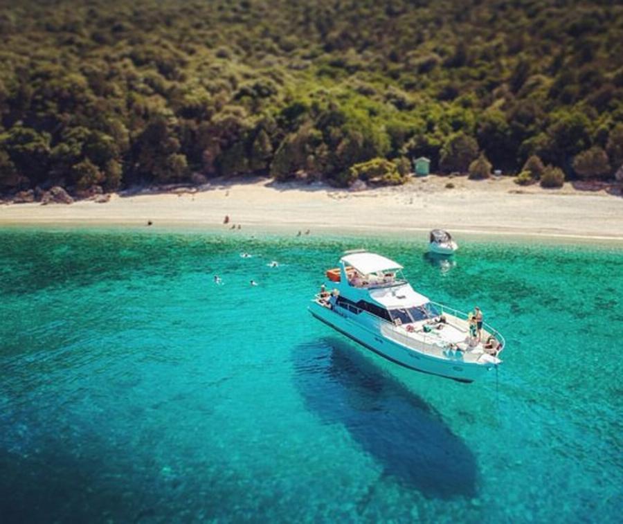 Καλύτερη και από το Μύρτο και τους Εγκρεμνούς: Η ωραιότερη, κρυφή παραλία της Ελλάδας που την ξέρουν ελάχιστοι