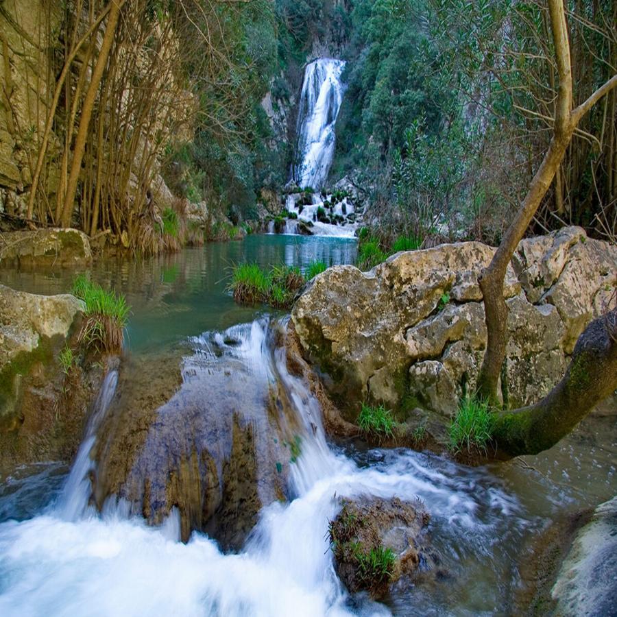 Έχει εξωτικούς καταρράκτες, γαλάζιες λίμνες, μαγικά τοπία και την αποκαλούν Ελληνική Εδέμ γιατί μοιάζει με παράδεισο