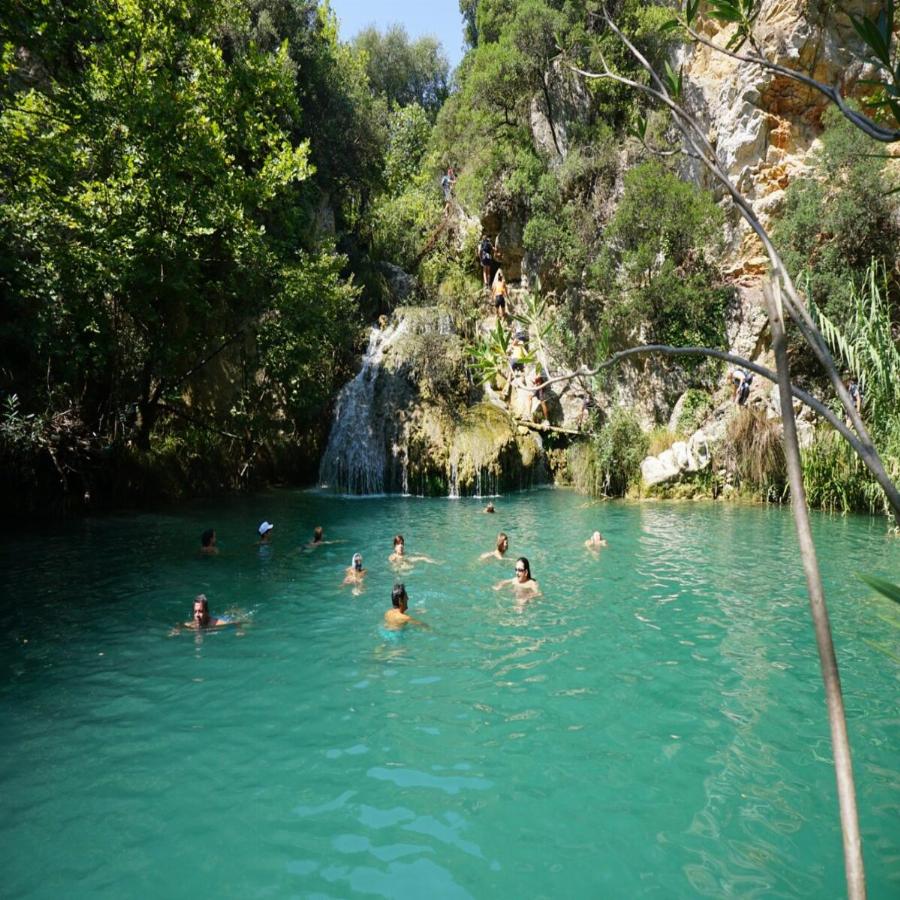 Έχει εξωτικούς καταρράκτες, γαλάζιες λίμνες, μαγικά τοπία και την αποκαλούν Ελληνική Εδέμ γιατί μοιάζει με παράδεισο