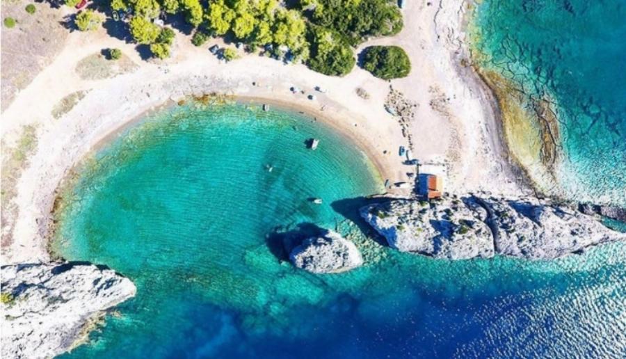 Βάζεις 20 ευρώ βενζίνη, οδηγείς 65 λεπτά και φτάνεις σε μια δωρεάν παραλία με κρυστάλλινα νέρα που περιτριγυρίζεται από πεύκα