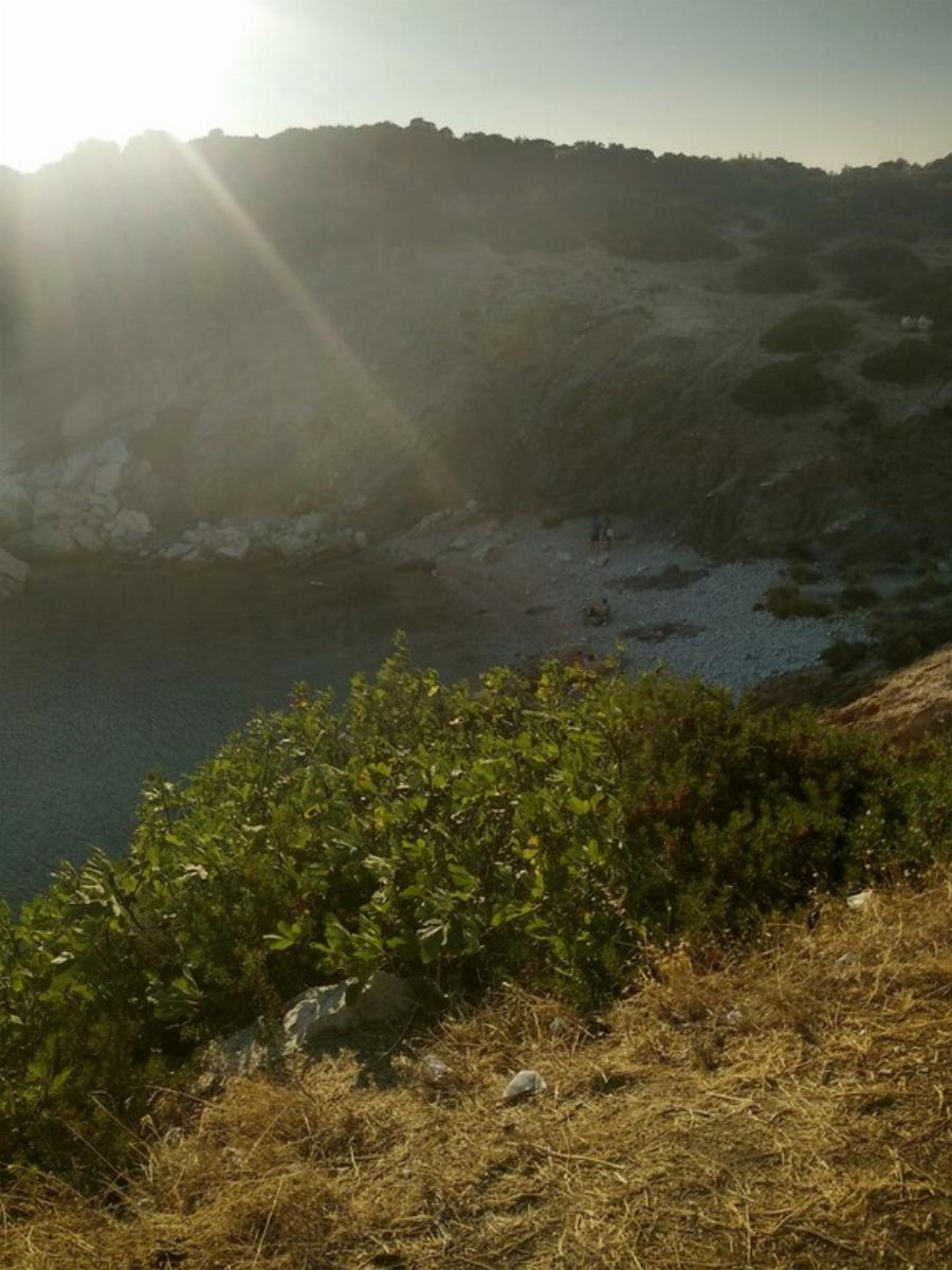 Η ομορφότερη μυστική, κρυμμένη παραλία της Αττικής για να πας με την παρέα σου και να περάσεις υπέροχα το Σεπτέμβριο