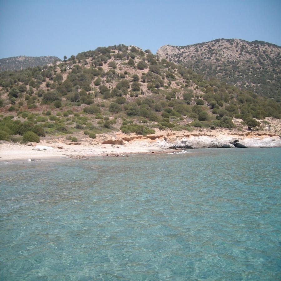 Απέχει μόλις 110 λεπτά από την Αθήνα με αυτοκίνητο και μοιάζει με την παραλία από την ταινία του Λεονάρντο ντι Κάπριο