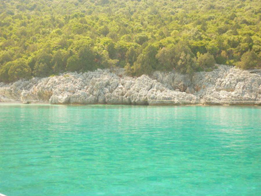 Καλύτερη και από το Μύρτο και τους Εγκρεμνούς: Η ωραιότερη, κρυφή παραλία της Ελλάδας που την ξέρουν ελάχιστοι