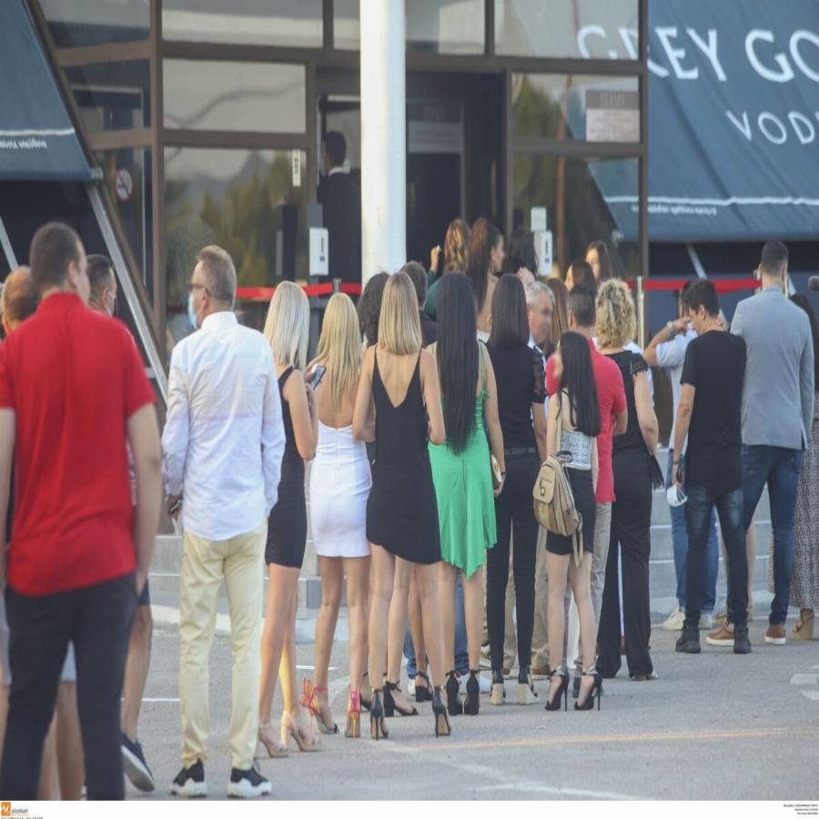 Θεσσαλονίκη Βέρτης: Τεράστιες ουρές για θερμομέτρηση – Πρωτοφανείς εικόνες