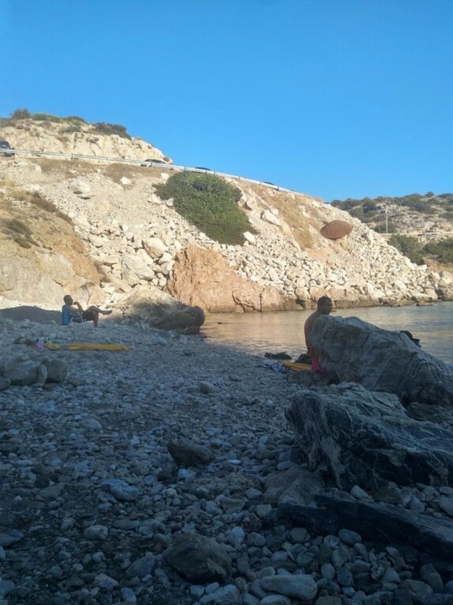 Η ομορφότερη μυστική, κρυμμένη παραλία της Αττικής για να πας με την παρέα σου και να περάσεις υπέροχα το Σεπτέμβριο