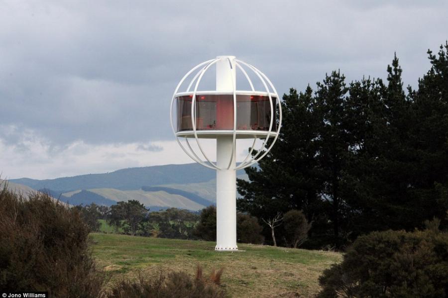 Skysphere: Θυμίζει διαστημόπλοιο, κόστισε 50.000 ευρώ και διαθέτει διπλό κρεβάτι, LED φωτισμό και θέα 360 μοιρών