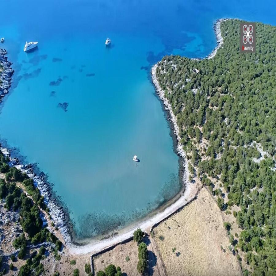 110 λεπτά από την Αθήνα, εξωτικά νερά, δωρεάν πρόσβαση, μπάτζετ 15 ευρώ το πολύ και όσοι ξέρουν την ονομάζουν Μαντρί