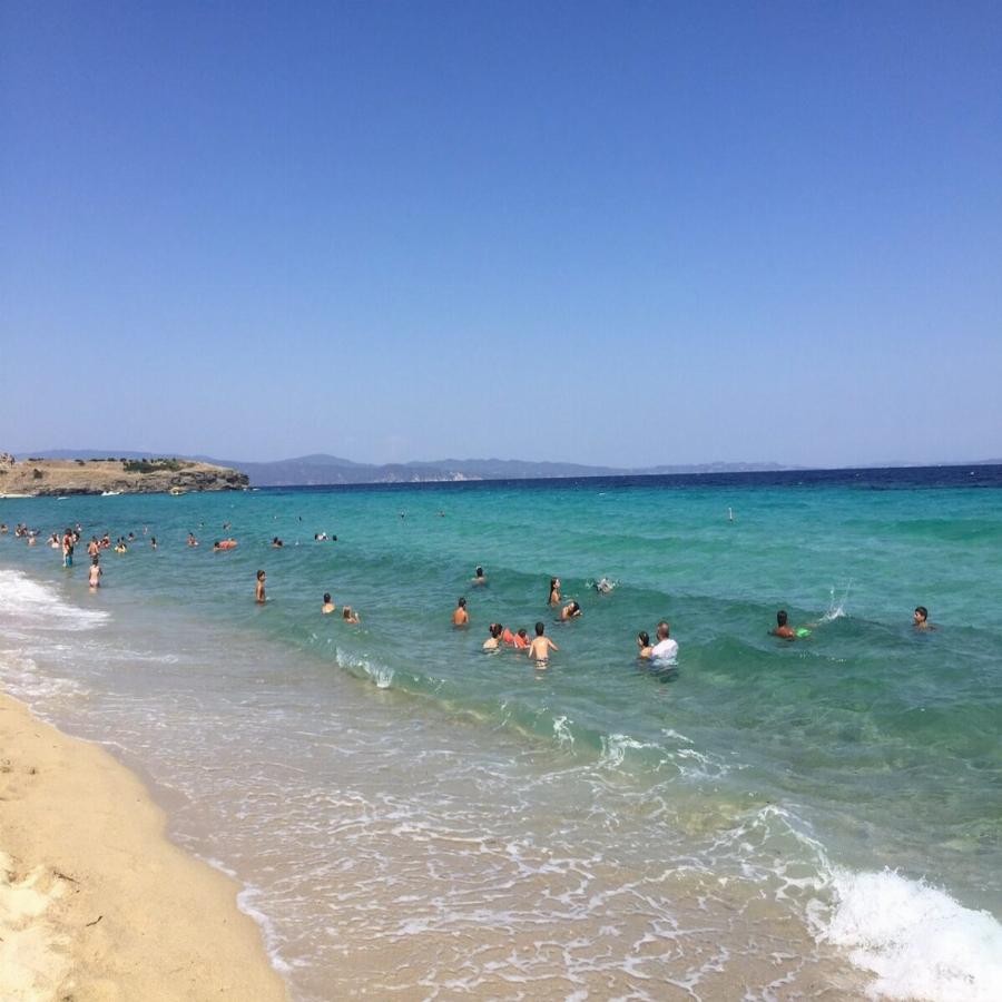 110 λεπτά από την Αθήνα, εξωτικά νερά, δωρεάν πρόσβαση, μπάτζετ 15 ευρώ το πολύ και όσοι ξέρουν την ονομάζουν Μαντρί