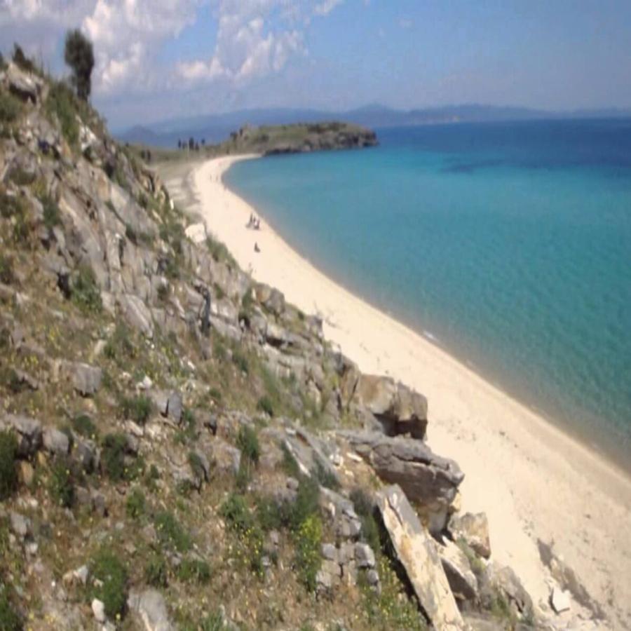 110 λεπτά από την Αθήνα, εξωτικά νερά, δωρεάν πρόσβαση, μπάτζετ 15 ευρώ το πολύ και όσοι ξέρουν την ονομάζουν Μαντρί