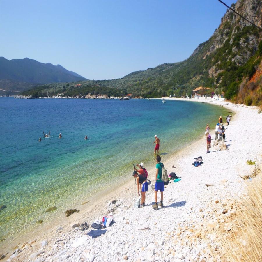 2μιση μήνες ακόμα καλοκαίρι, τα πιο καθαρά νερά στην Ελλάδα, γυρνάς τις παραλίες με τα πόδια και τρως φθηνό, καλό φαγητό