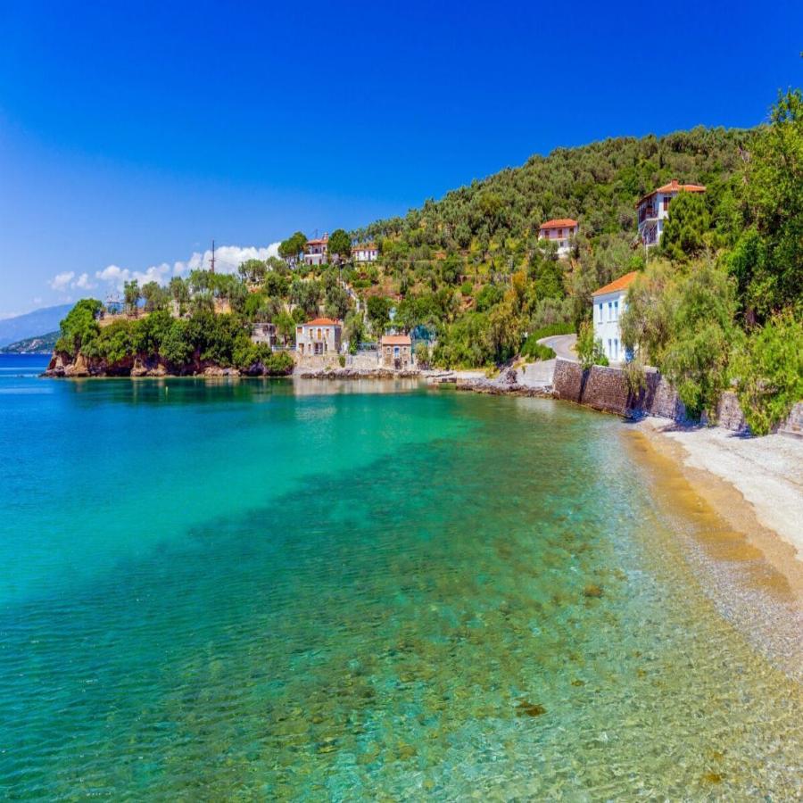 2μιση μήνες ακόμα καλοκαίρι, τα πιο καθαρά νερά στην Ελλάδα, γυρνάς τις παραλίες με τα πόδια και τρως φθηνό, καλό φαγητό