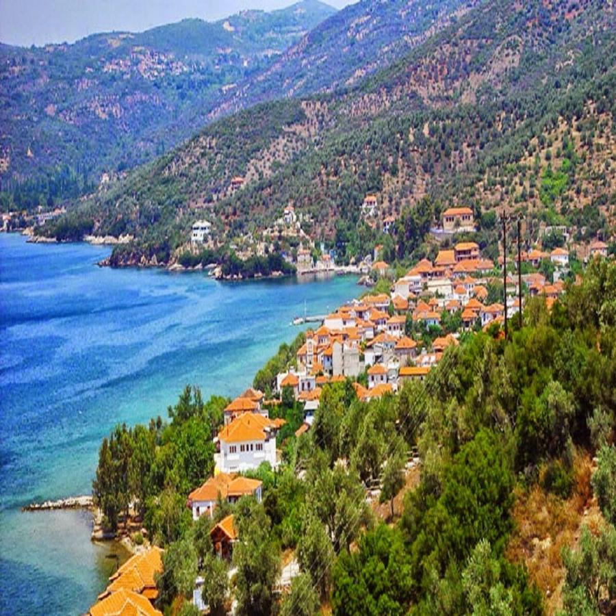 2μιση μήνες ακόμα καλοκαίρι, τα πιο καθαρά νερά στην Ελλάδα, γυρνάς τις παραλίες με τα πόδια και τρως φθηνό, καλό φαγητό