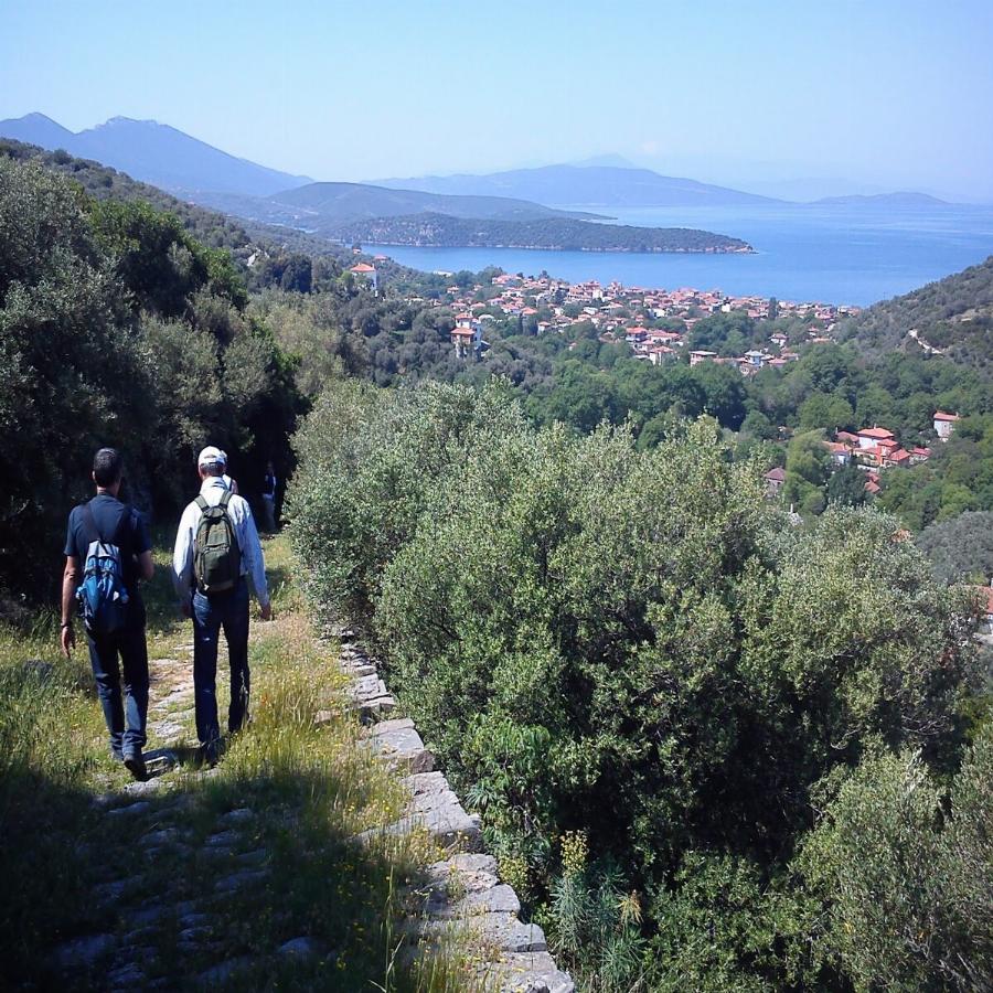 2μιση μήνες ακόμα καλοκαίρι, τα πιο καθαρά νερά στην Ελλάδα, γυρνάς τις παραλίες με τα πόδια και τρως φθηνό, καλό φαγητό