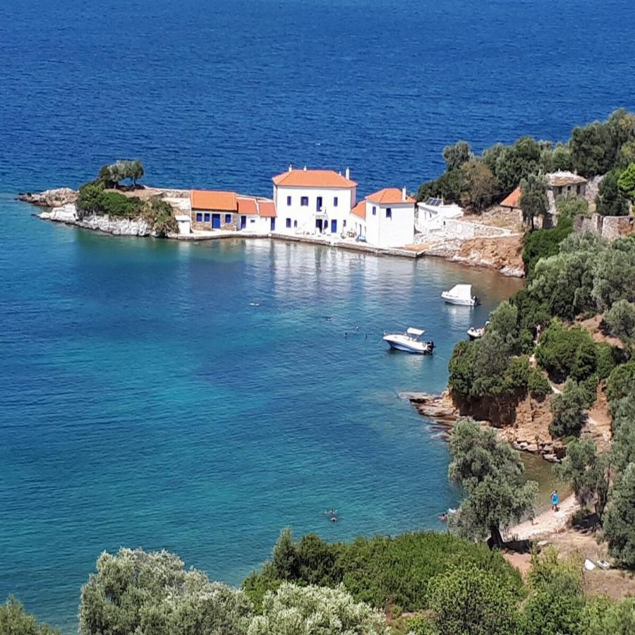 2μιση μήνες ακόμα καλοκαίρι, τα πιο καθαρά νερά στην Ελλάδα, γυρνάς τις παραλίες με τα πόδια και τρως φθηνό, καλό φαγητό