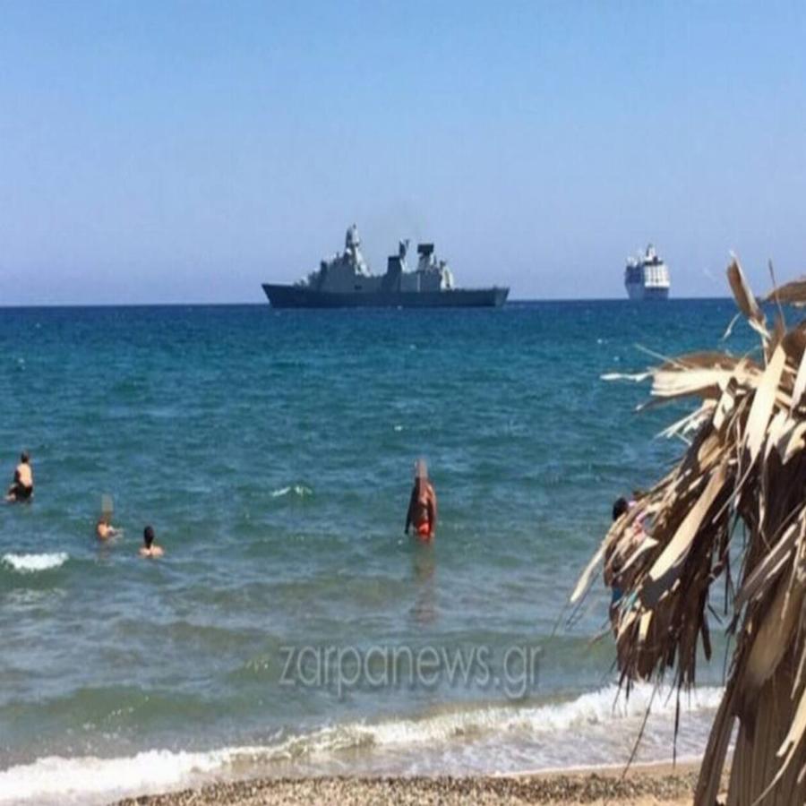 Χανιά: Φρεγάτα, κρουαζιερόπλοιο και λουόμενοι, όλοι μαζί σε παραλία – Πρωτόγνωρες εικόνες στην Κρήτη