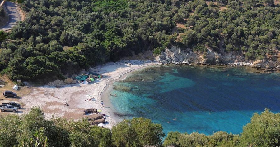 Είναι κοντά στην Αθήνα, είναι ερημική και έχει καταπράσινα δέντρα, λευκόχρωμη αμμουδιά και σμαραγδένια νερά