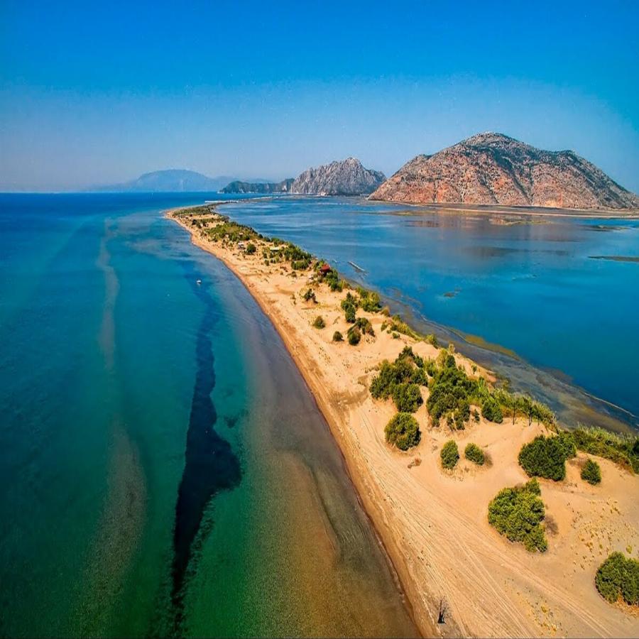 Αλώνι Αντίπαρος: Ένα μαγικό σπίτι 170τμ στην Αντίπαρο που έχει απίστευτη πολυτέλεια και μοιάζει με γέφυρα