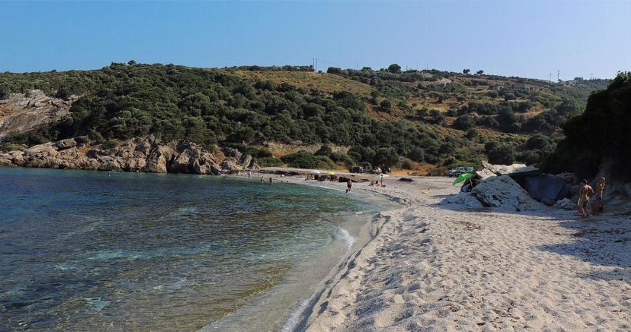 Είναι κοντά στην Αθήνα, είναι ερημική και έχει καταπράσινα δέντρα, λευκόχρωμη αμμουδιά και σμαραγδένια νερά