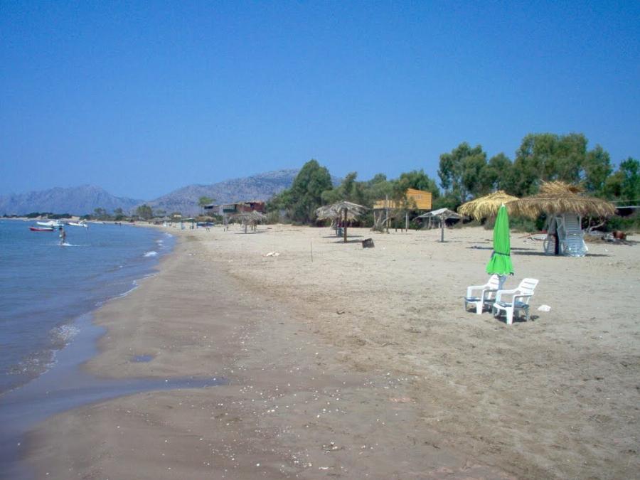 Αλώνι Αντίπαρος: Ένα μαγικό σπίτι 170τμ στην Αντίπαρο που έχει απίστευτη πολυτέλεια και μοιάζει με γέφυρα