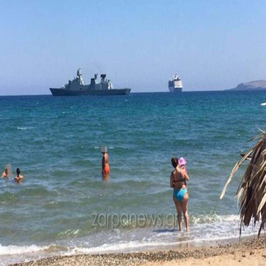 Χανιά: Φρεγάτα, κρουαζιερόπλοιο και λουόμενοι, όλοι μαζί σε παραλία – Πρωτόγνωρες εικόνες στην Κρήτη