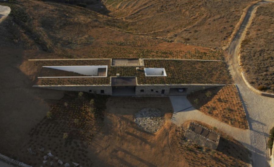 Αλώνι Αντίπαρος: Ένα μαγικό σπίτι 170τμ στην Αντίπαρο που έχει απίστευτη πολυτέλεια και μοιάζει με γέφυρα