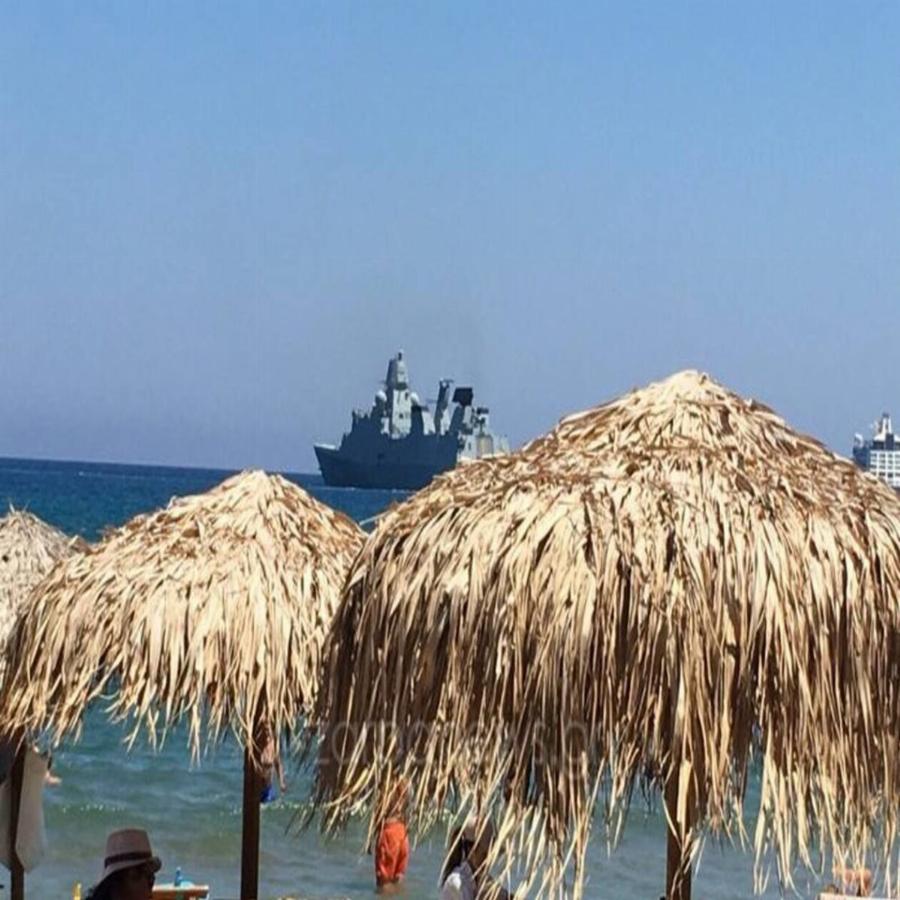 Χανιά: Φρεγάτα, κρουαζιερόπλοιο και λουόμενοι, όλοι μαζί σε παραλία – Πρωτόγνωρες εικόνες στην Κρήτη