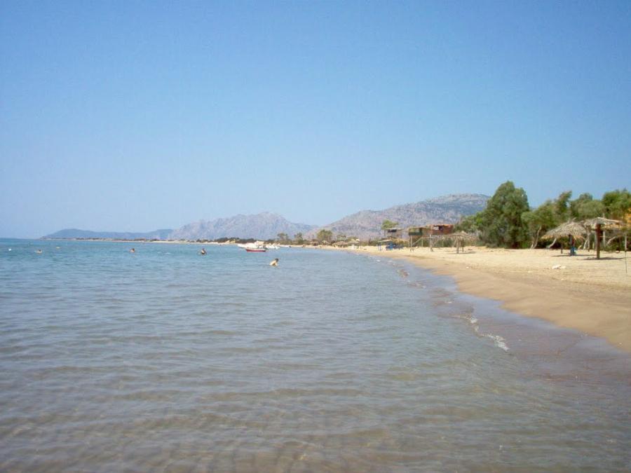 Η μεγαλύτερη παραλία στην Ελλάδα, μόνο με άμμο, 17χλμ, με χώρο για ρακέτες, τέλεια μουσική και περνάς με 15ε όλη μέρα